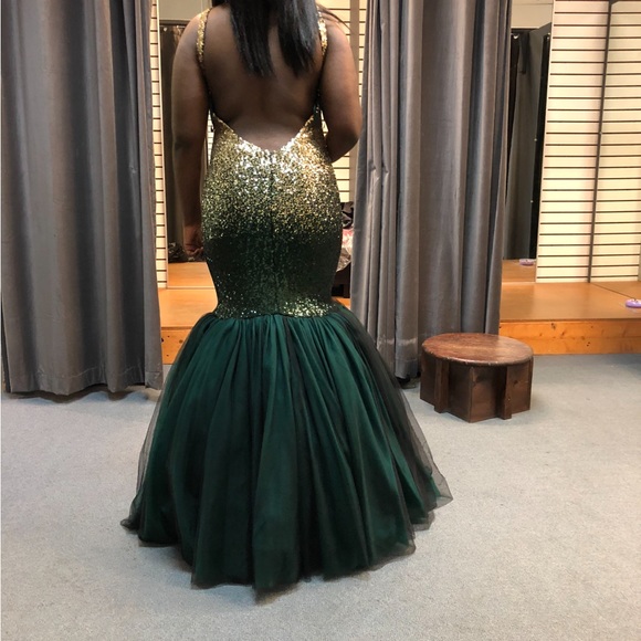 Beautiful, vibrant gold and emerald dress. - Picture 9 of 9